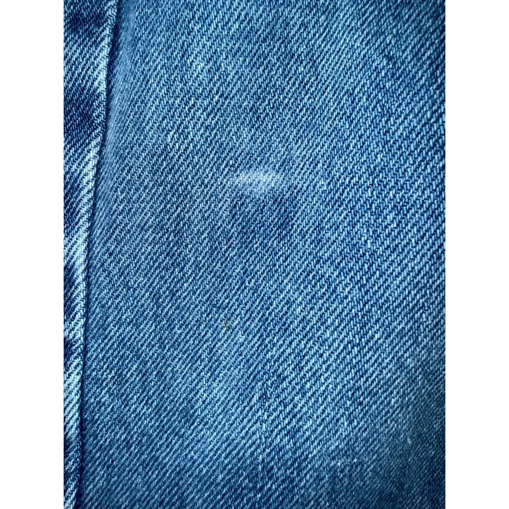 Levi's 550 Relaxed Fit Jeans Mens 42x30 Medium‎ Wash Blue Denim (Spot on Leg)